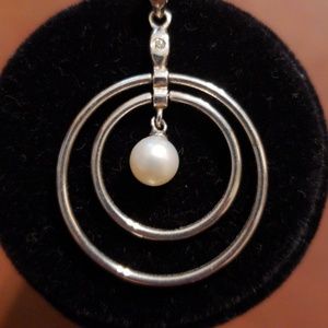 Pearl pendant with sterling silver rings and chain